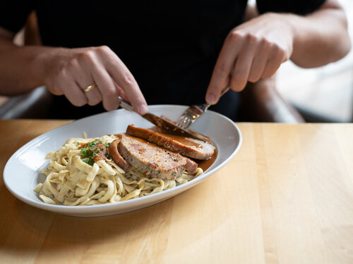 Sattelsaumagen mit kräftiger Ulrichsbiersoße und Spätzle Sattelsaumagen mit kräftiger Ulrichsbiersoße und Spätzle