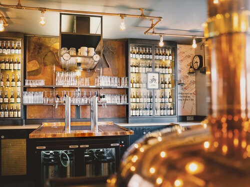 Berg Brauerei Brau-&BackStube Innenraum mit Blick auf eine Wand