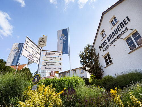 Berg Brauerei Gelände mit Wegweiser