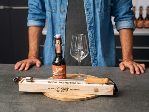 Beim Stacheln wird dem Bier ein besonderes Aroma entlockt. Dazu braucht man einen Stahlstab, genannt Bierstachel, einen Bunsenbrenner, ein Berg Bier Gourmetglas und ein St. Ulrichsbock.