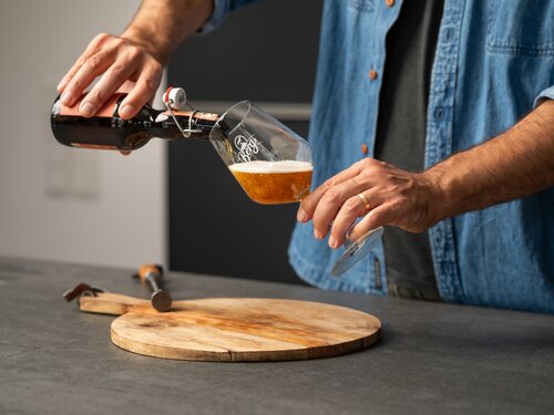 Im ersten Schritt schenkt man den St. Ulrichsbock in das Berg Gourmetglas ein. Doch Vorsicht: Das Glas sollte nur halb voll sein, weil das Bier beim Stacheln kräftig schäumt.