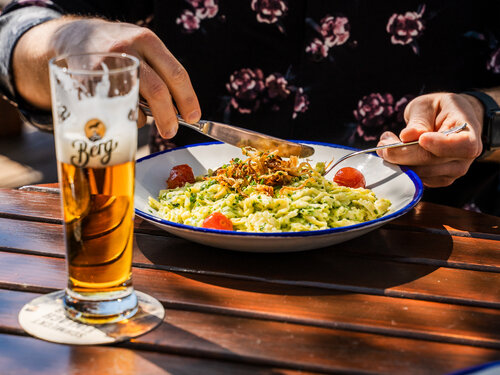 Gast isst im BierGarten
