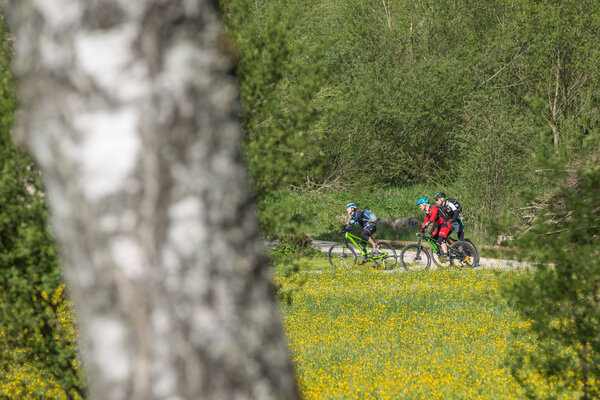 Berg Brauerei Erlebnisse Bier-Tour mit dem Fahrrad mit blühenden Wiesen