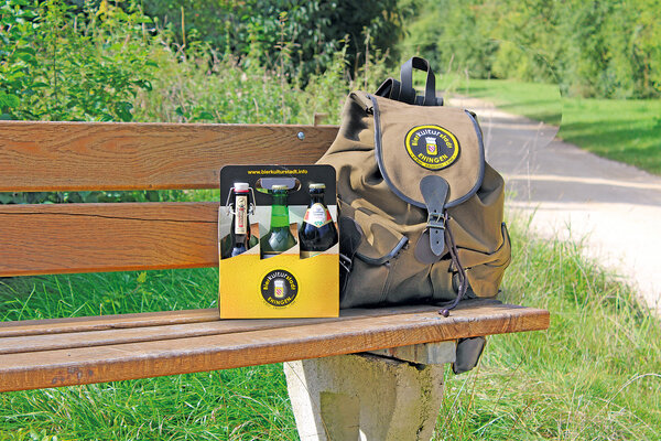 Berg Brauerei Erlebnisse Bierwanderung mit dem Rucksack auf einer Bank