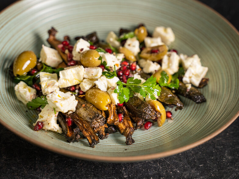 Gesmokte Zucchini mit Feta-Granatapfel-Crumble